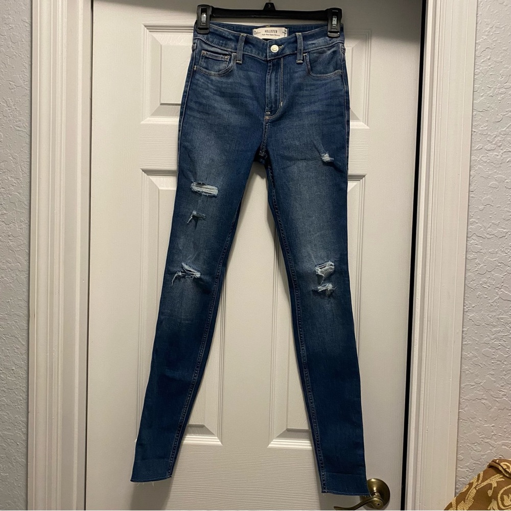 Hollister High-Rise Super Skinny Distressed Jeans – Size 0R - Item 0057
